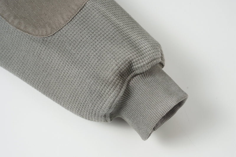 Oversized-Waffelstrick-Hoodie mit dekonstruierter Utility-Reißverschlusstaschen-Optik & Veloursleder