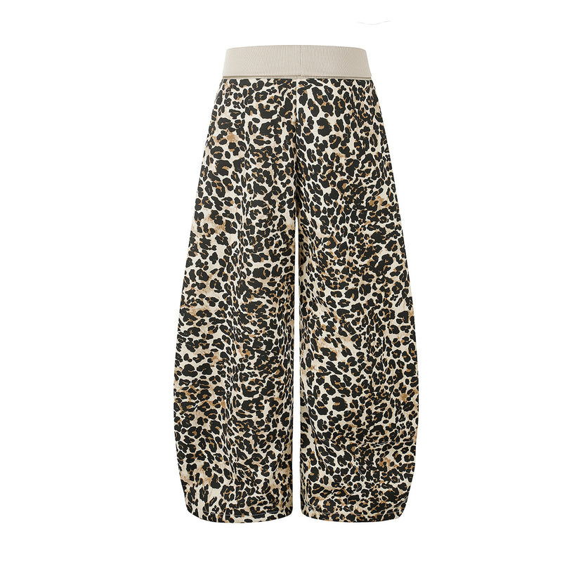 Pantalon à jambes larges imprimé léopard avec motifs lèvres et graffiti — Style street décontracté