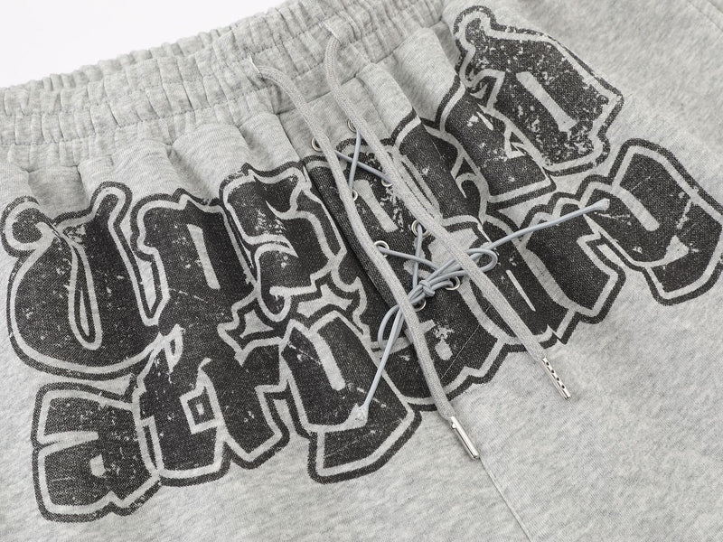 Pantalon de survêtement à jambes larges avec graphisme graffiti et ourlet orné de détails métalliques