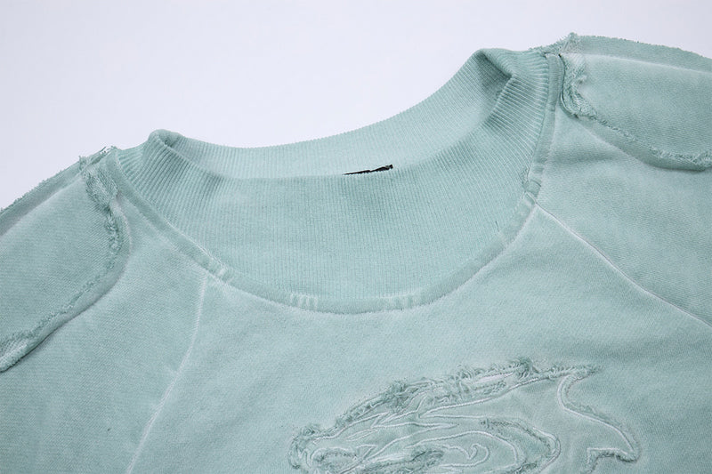 Verwaschenes Vintage-Sweatshirt mit geprägtem Drachen, Langarm – Raw-Edge-Moto-Crewneck
