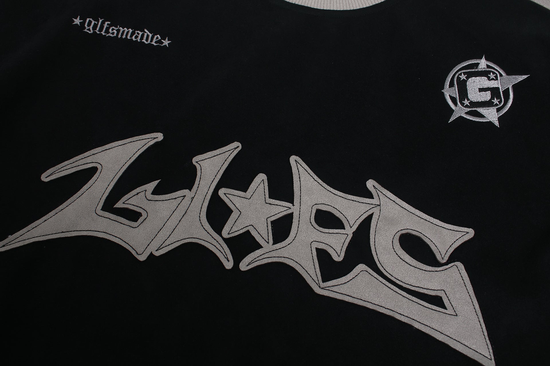 Langarmshirt aus velourslederartigem Material im Colorblock-Design mit Graffiti-Patch-Logo