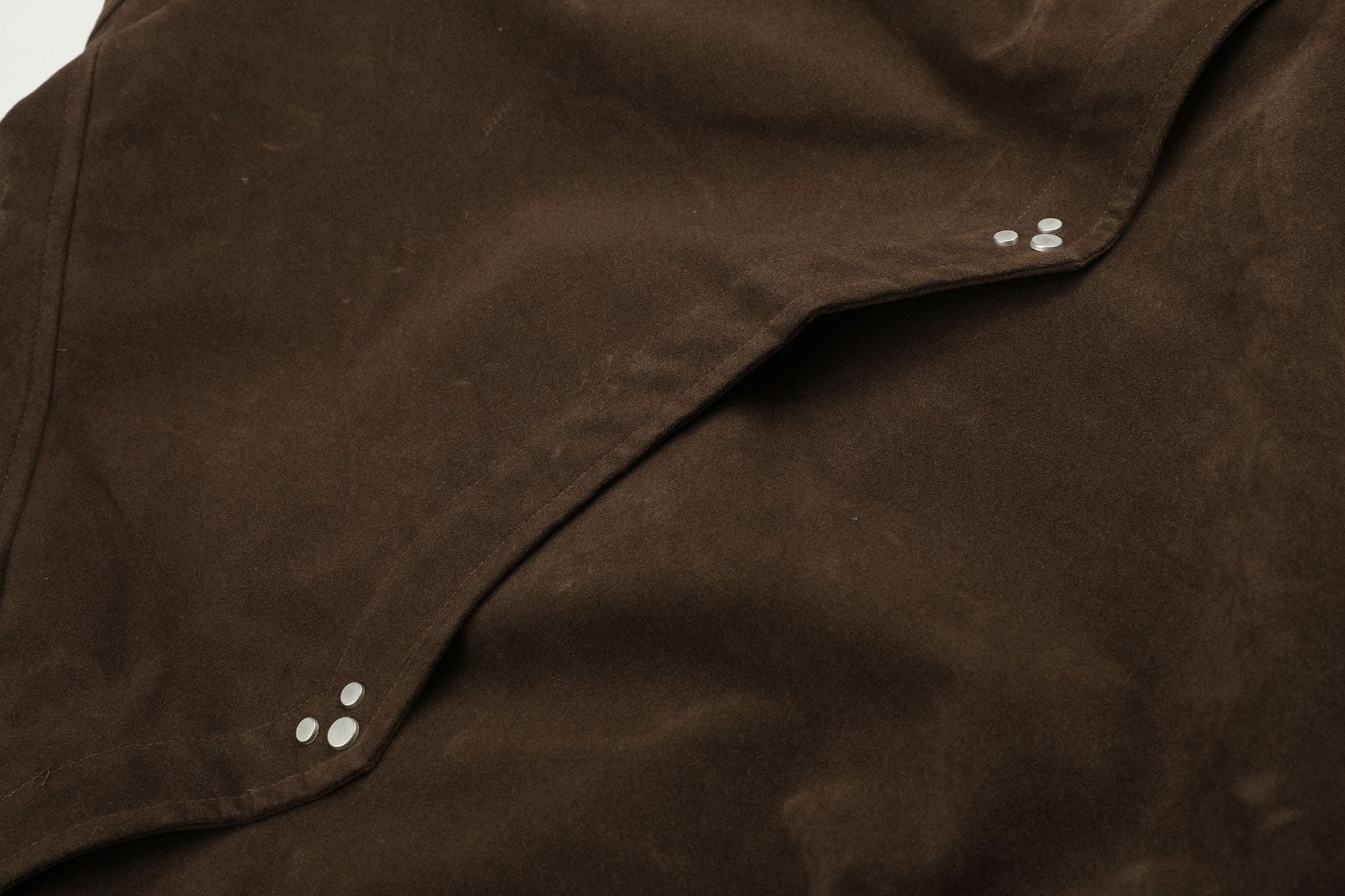 Blouson bomber court en suédine avec éléments métalliques – Style streetwear punk