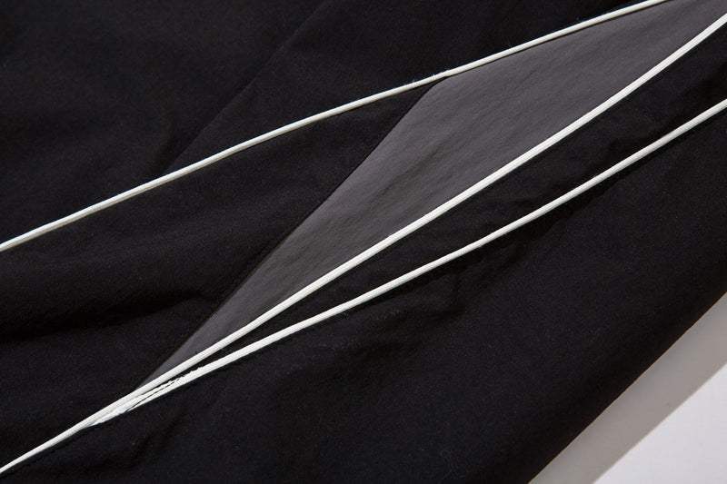 Herren-Trackpants mit kontrastierender Paspel und Colorblock-Seiteneinsätzen