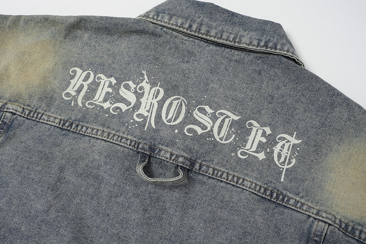 Veste en denim délavé et usé à lettrage Old English – Coupe workwear droite