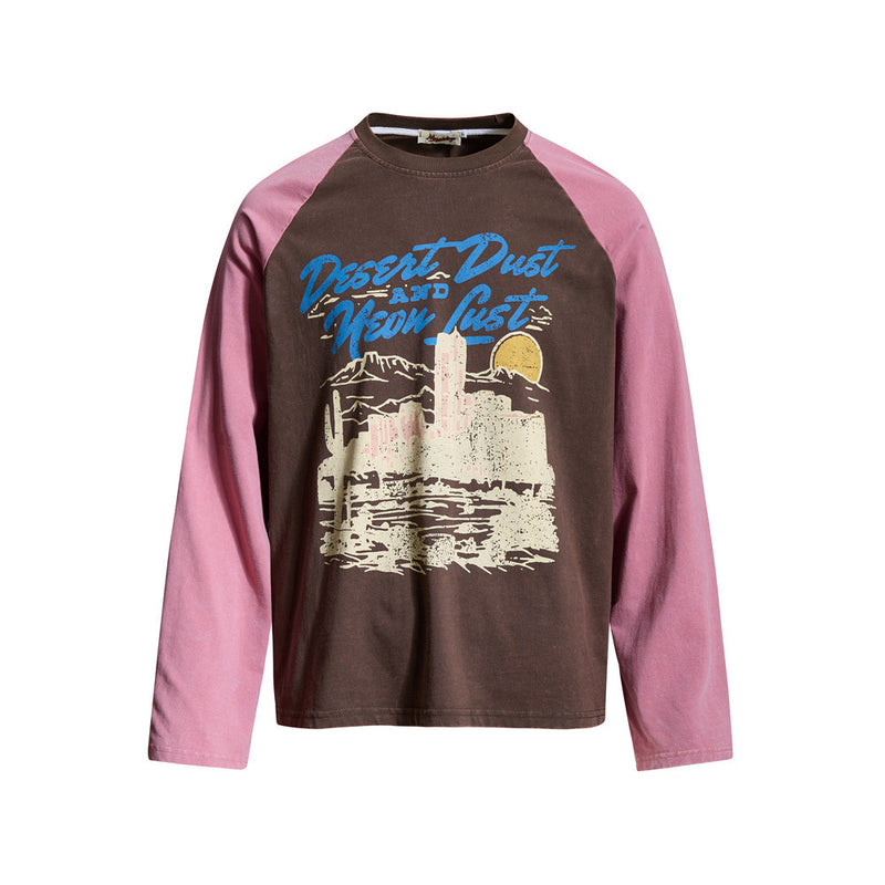 ダークブラウンにピンクの袖を配した、Desert DustとNeon Lustの胸元プリント入りメンズ長袖ラグランTシャツ