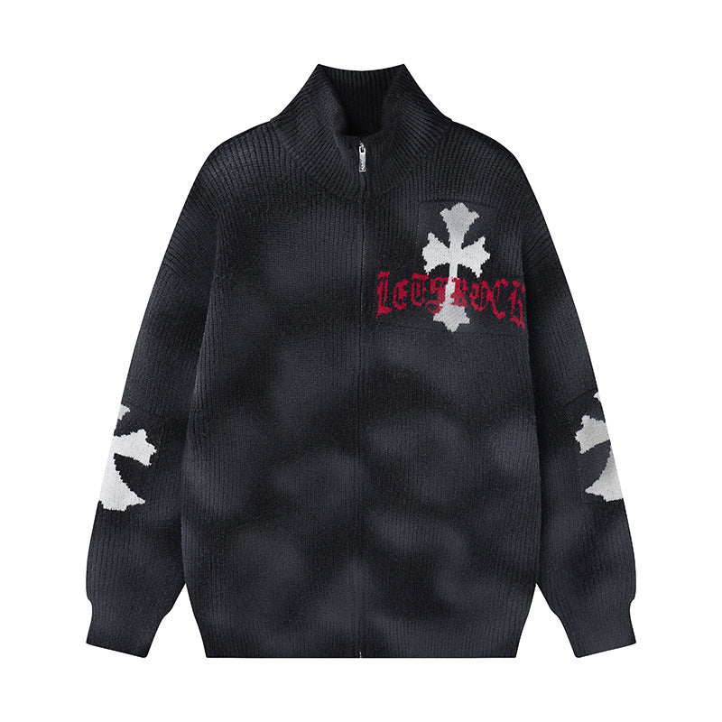 Veste-pull oversize gothique zippée en maille avec croix, teinture noire effet spray et lettrage Old English, vues de face et de dos