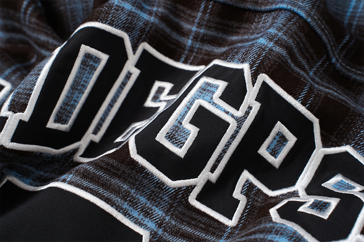 Kariertes Flanell-Overshirt mit Varsity-Emblem & Nummern-Grafik