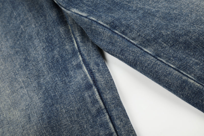 Jean baggy à jambes larges avec ourlet en fausse fourrure, poche à carreaux et broderie