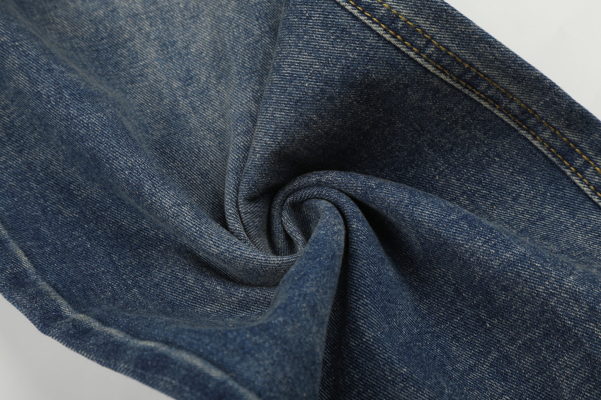 Baggy-Jeans mit weitem Bein, Pelzbesatz am Saum und goldfarbenen Nieten