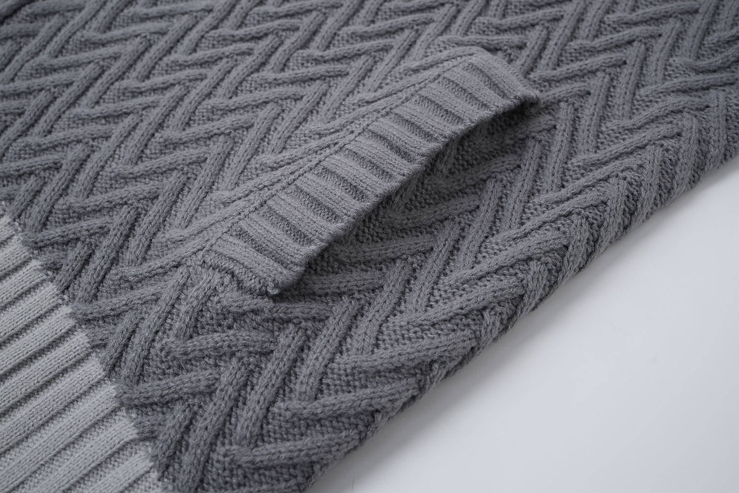 Cardigan en maille torsadée chevrons avec col châle et poches avant