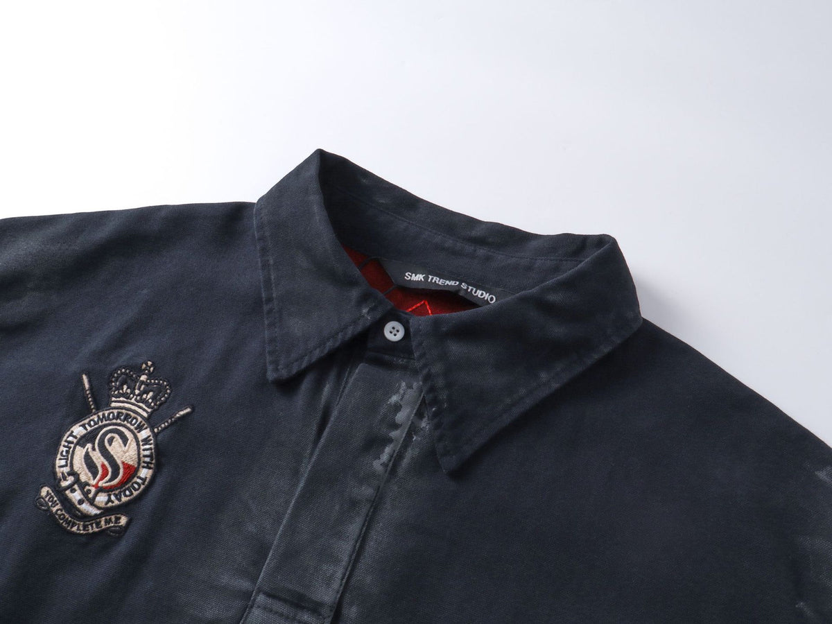 Polo de rugby oversize con lavado ácido – Mangas de falsa capa y bordado de gran tamaño