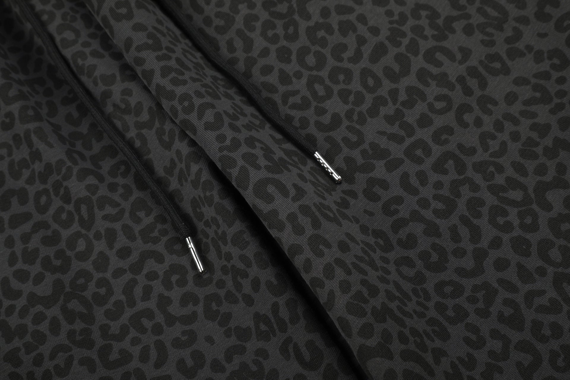 Pantalon de survêtement léopard à jambes larges avec étoiles dorées cloutées