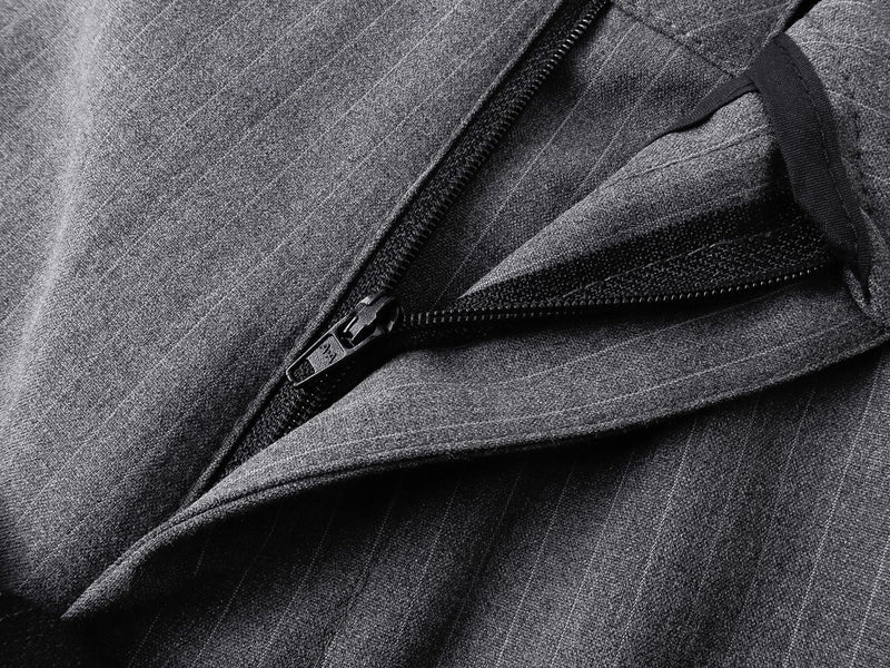 Graue Nadelstreifenhose mit weitem Bein, Bundfalten, doppeltem Bund und Pyramidennieten