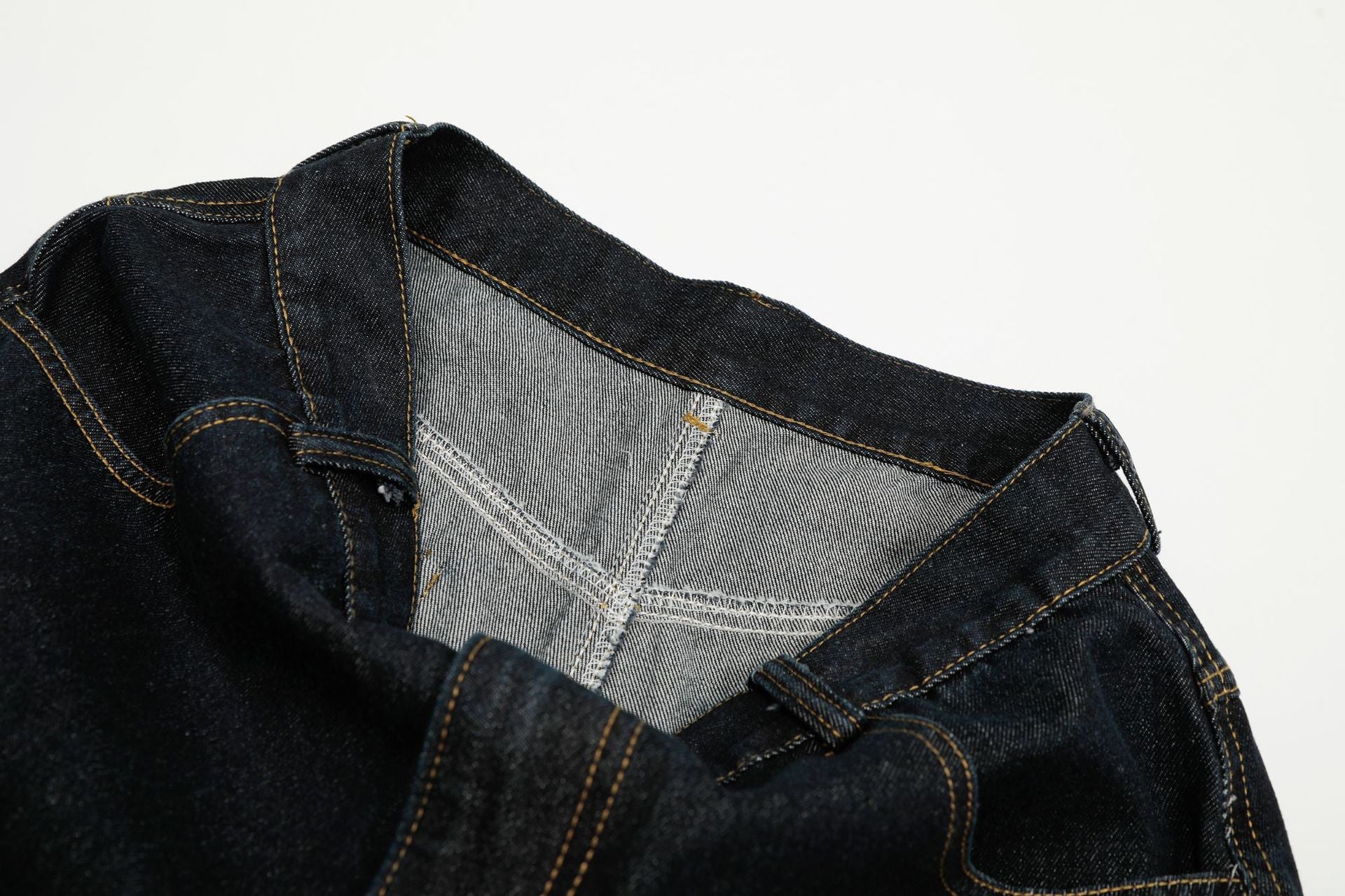 Jeans barrel à jambes larges – Délavage foncé, style américain vintage et détail porte-clés
