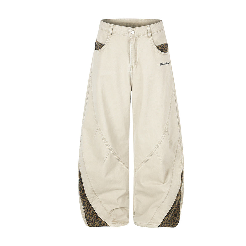 Pantalones de pierna ancha y corte relajado, con bolsillos y paneles inferiores de estampado de leopardo, en color albaricoque y gris carbón