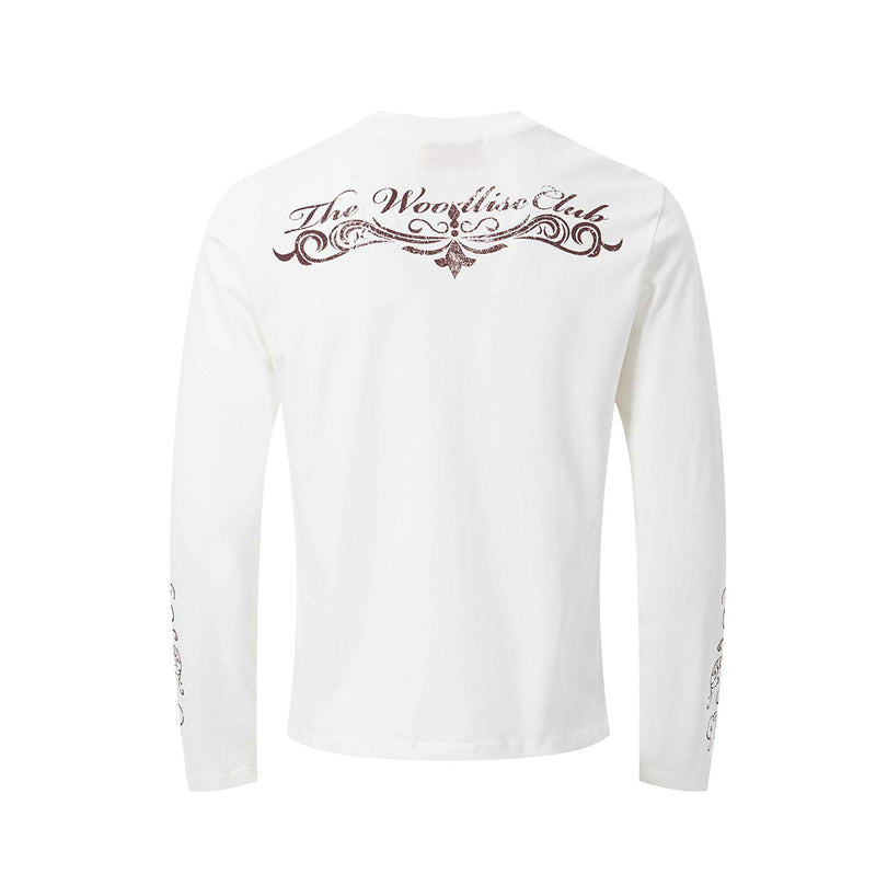 Camiseta de manga larga con cruz de tachuelas y estampado de calaveras en las mangas