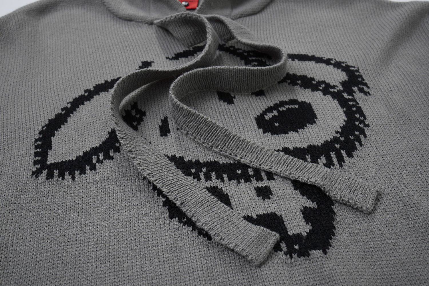 Pull à capuche oversize en maille jacquard avec grand motif graphique sur le devant