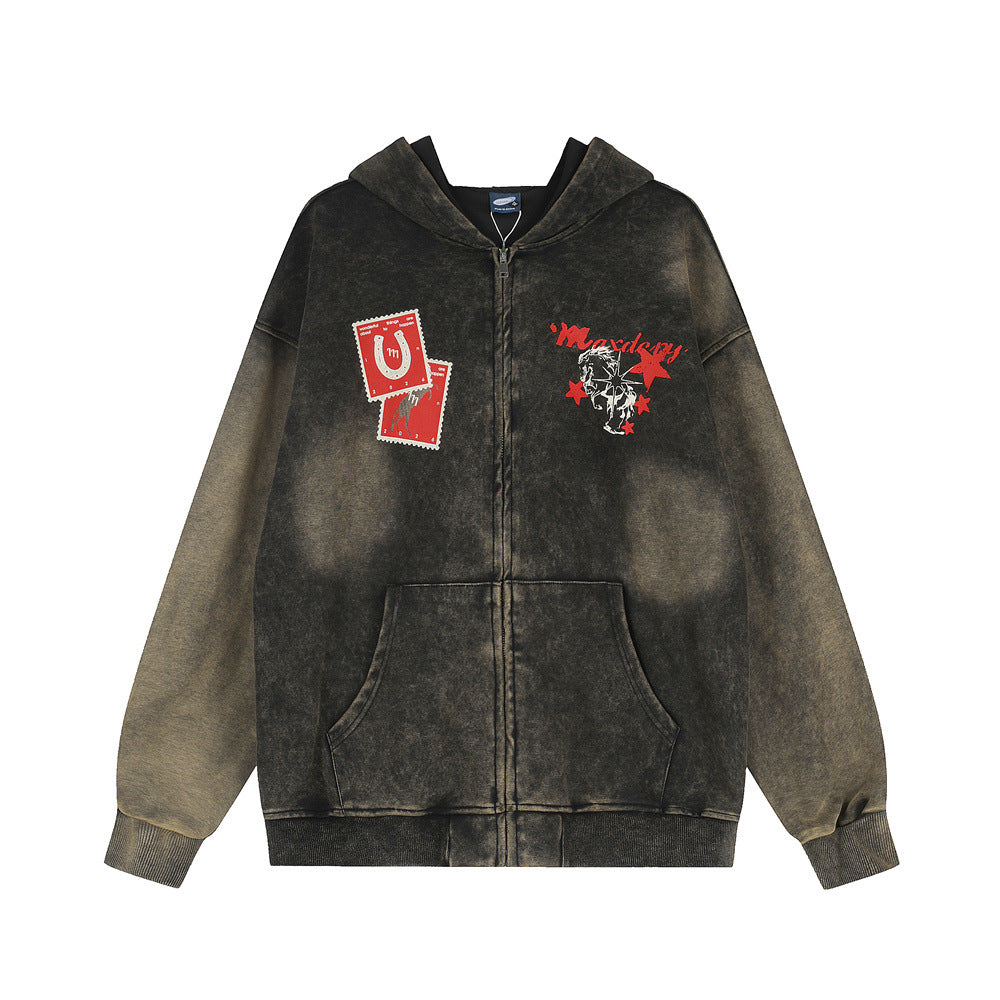 Oversized Acid-Wash-Zip-Hoodie in verblasstem Schwarz und Oliv mit rotem Hufeisenstempel und Reiterprint auf der Brust