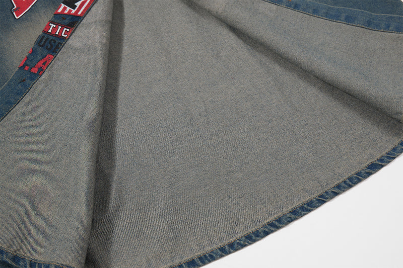 Boston Athletics Oversized-Denimhemdjacke – Vintage-Waschung mit Collegiate-Print