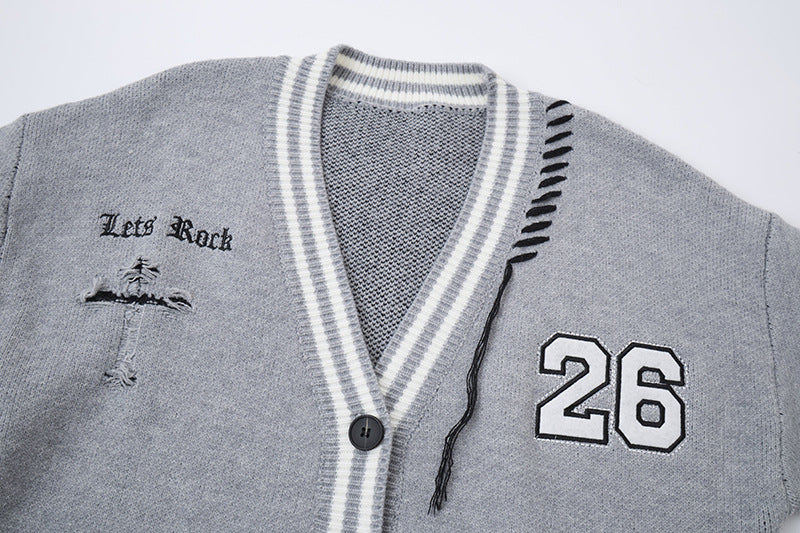 Strickcardigan mit Kreuzgrafik – Distressed-College-V-Ausschnitt, Oversize für Herren