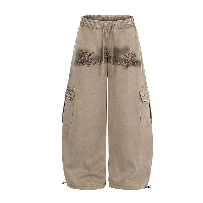 Pantalón Cargo Caqui de Chándal Baggy de Pierna Ancha con Bolsillos de Remaches y Texto Bordado