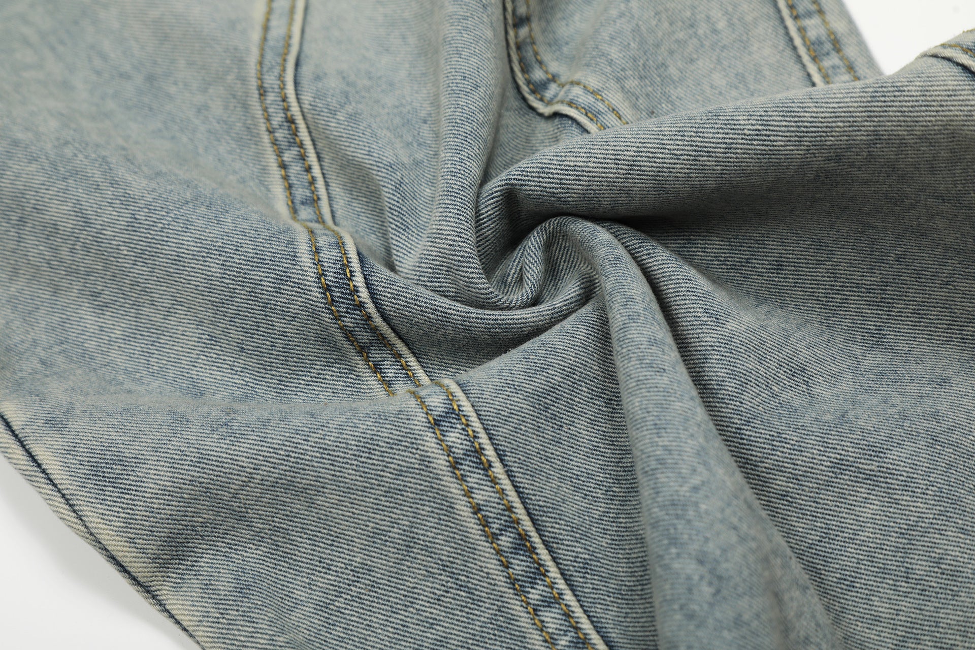 Vaqueros barrel de pierna ancha – Denim lavado con patchwork deconstruido y cinturón trenzado