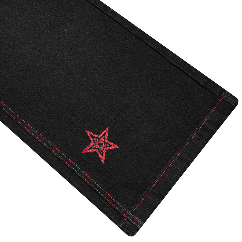 Jean homme noir à jambes larges, surpiqûres rouges contrastées, broderie étoile et clous