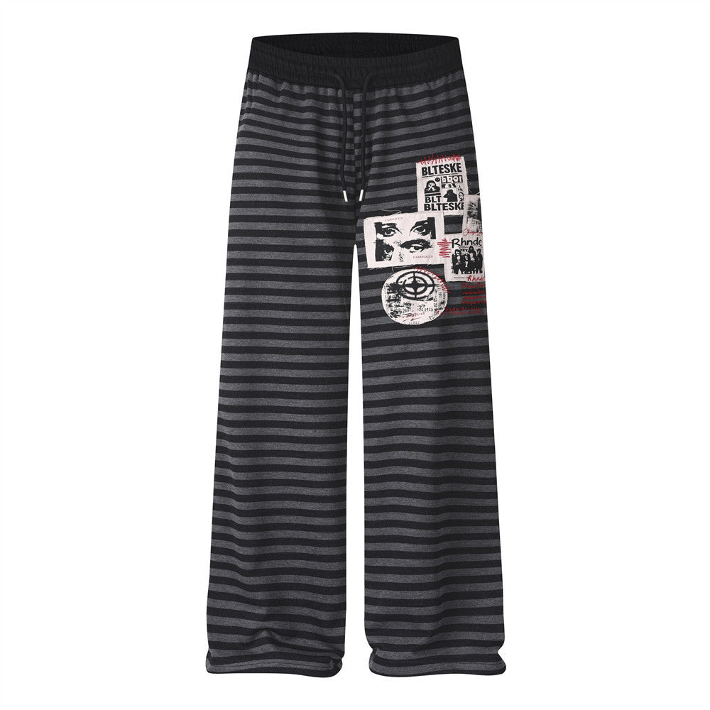Pantalon de survêtement homme noir et gris anthracite rayé à jambes larges, imprimé collage punk sur la cuisse gauche, vues avant et arrière