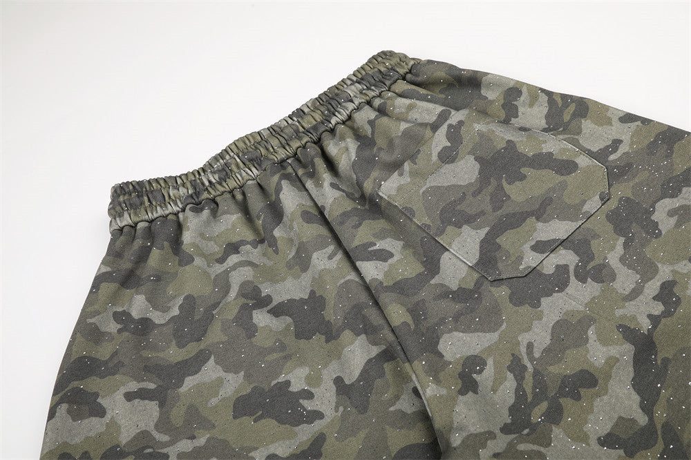 Herren-Jogginghose mit weitem Bein im Camouflage-Look und Strass-Details