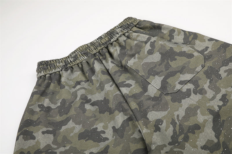 Herren-Jogginghose mit weitem Bein im Camouflage-Look und Strass-Details