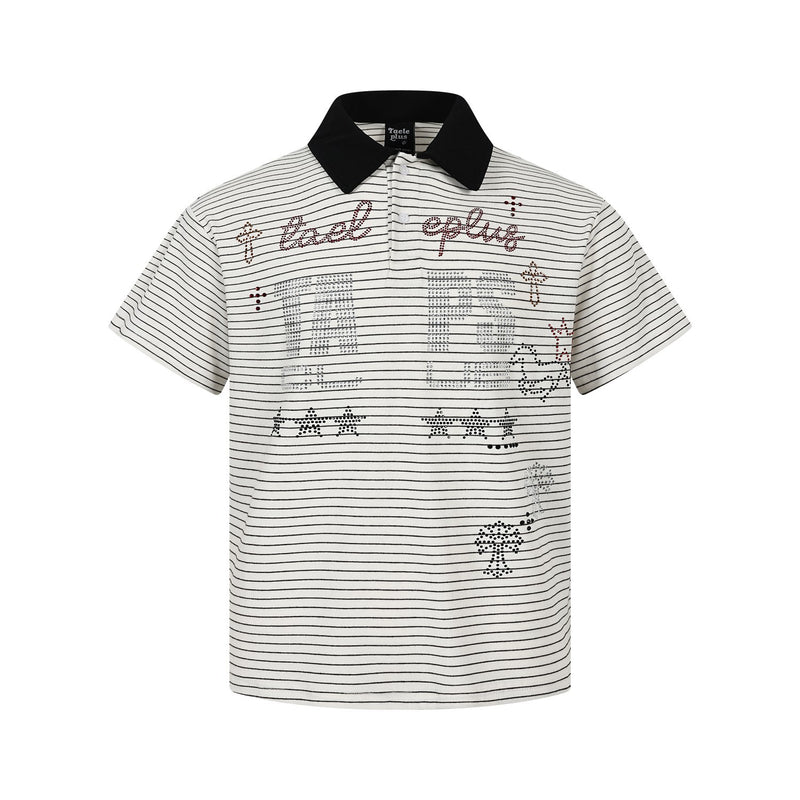 Polo de manga corta a rayas blancas y negras con letras y estrella de strass en el pecho y cuello negro en contraste