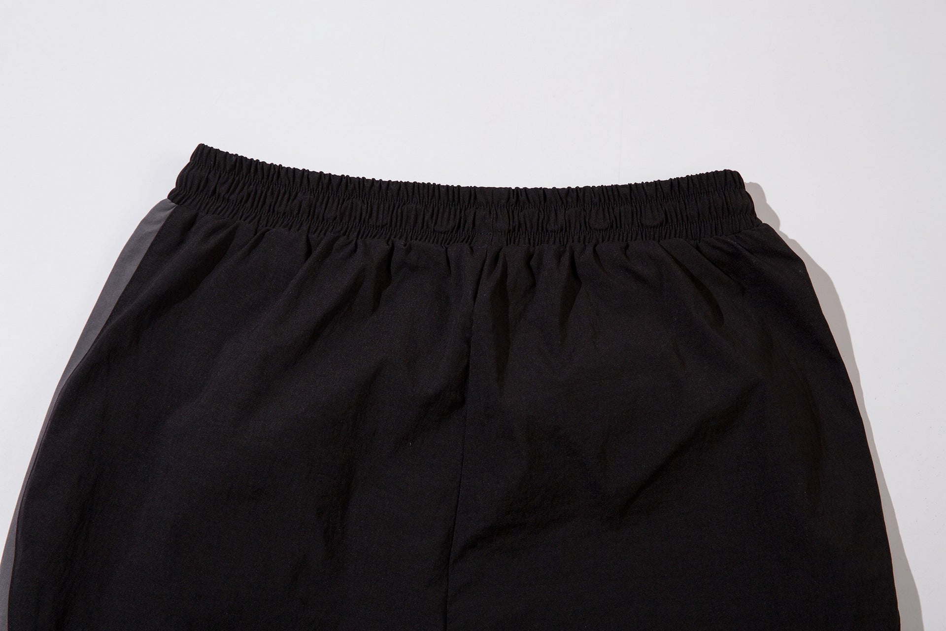 Herren-Trackpants mit kontrastierender Paspel und Colorblock-Seiteneinsätzen