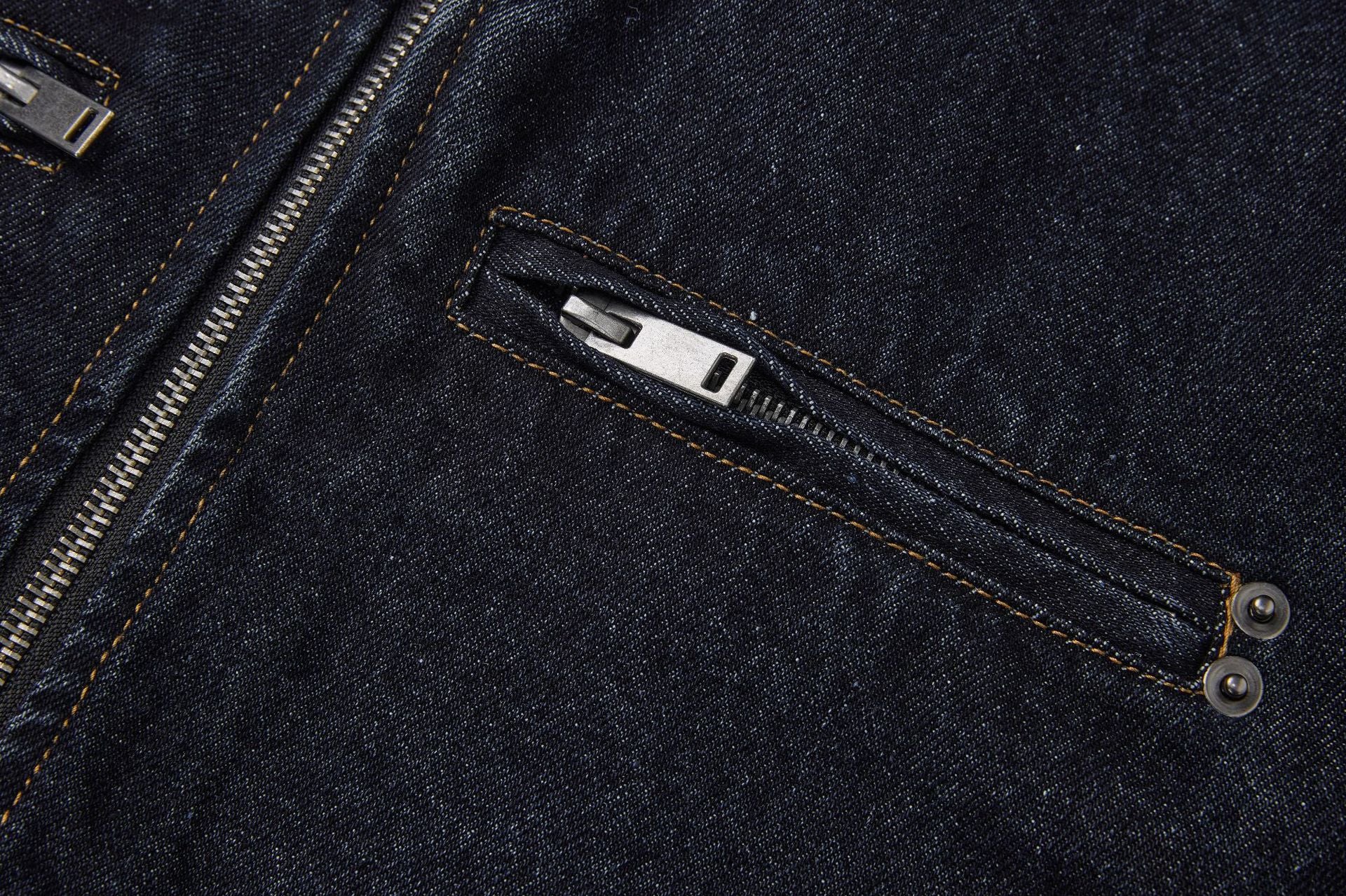 Veste biker moto en denim – Col montant indigo foncé, poches zippées et base ceinturée