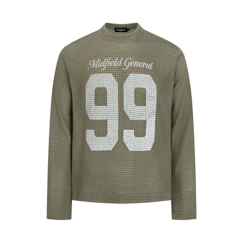 オリーブグリーンの「Midfield General 99」ワッフルニット長袖シャツ。胸元にバーシティナンバーのグラフィック