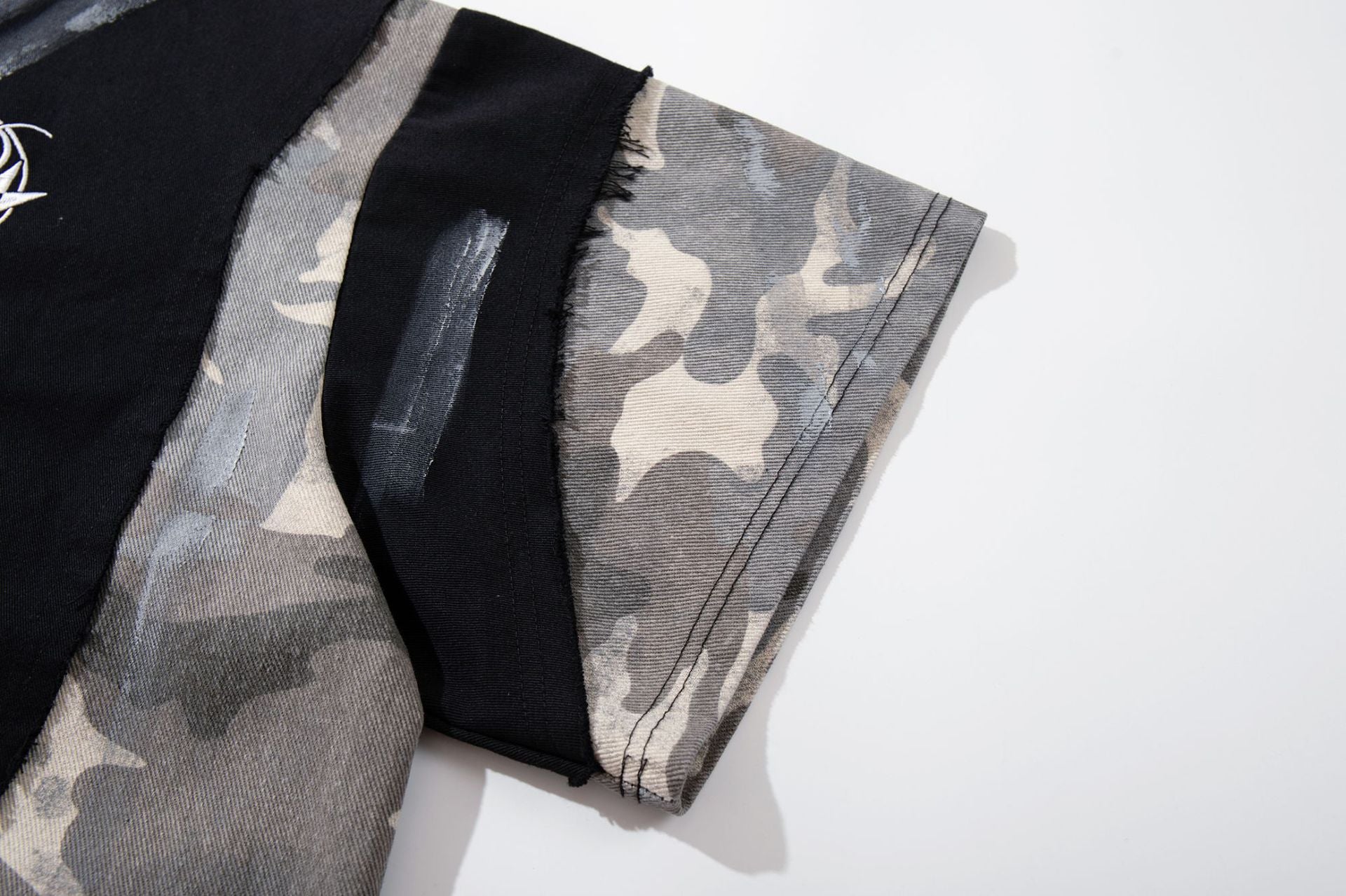 Chemise à manches courtes et col polo – Polo graffiti patchwork camouflage avec pinceau