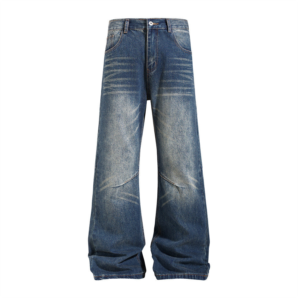Vaqueros acampanados de pierna ancha para hombre, de denim azul medio vintage lavado, con desgaste en forma de bigotes y detalle de costura en la rodilla, vista frontal