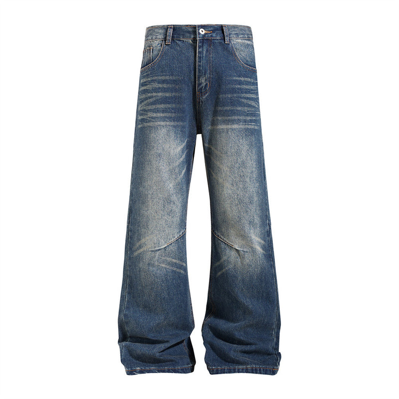 Vaqueros acampanados de pierna ancha para hombre, de denim azul medio vintage lavado, con desgaste en forma de bigotes y detalle de costura en la rodilla, vista frontal
