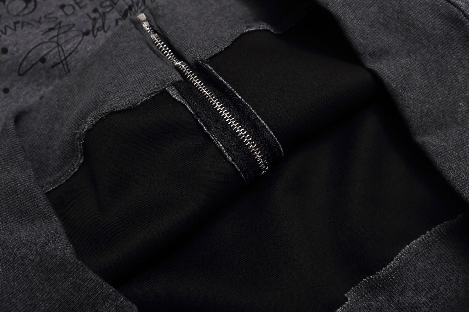 Punktierter Zip-Hoodie mit Street-Grafikprint und seitlichen Streifendetails