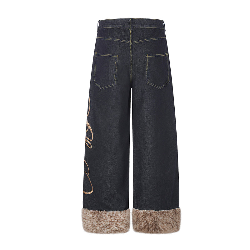 Jean baggy délavé foncé avec bas en fausse fourrure et broderie manuscrite – Coupe ample