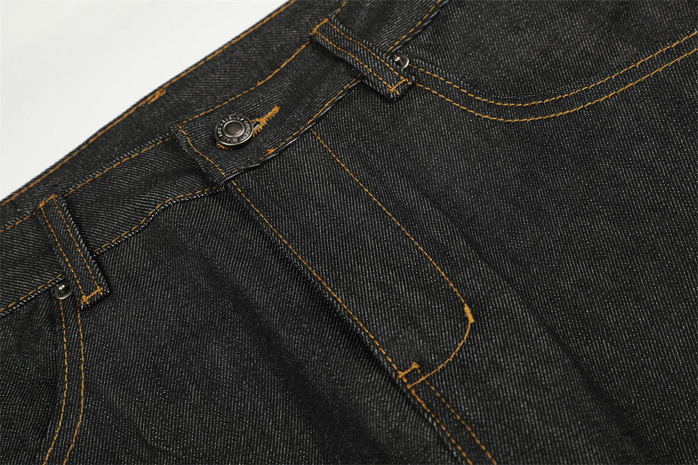 Jean homme à jambes larges – Denim noir, poches arrière cloutées et revers Union Jack