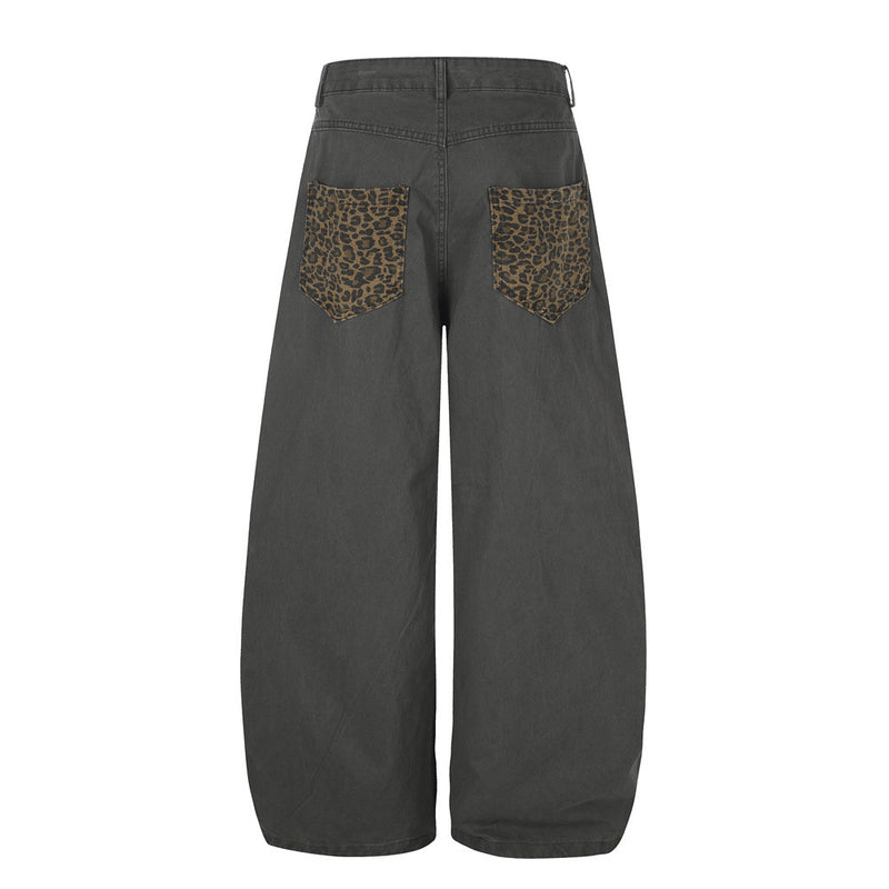 Pantalones de Pierna Ancha con Patchwork de Leopardo – Corte Baggy Deconstruido y Bajo Curvado