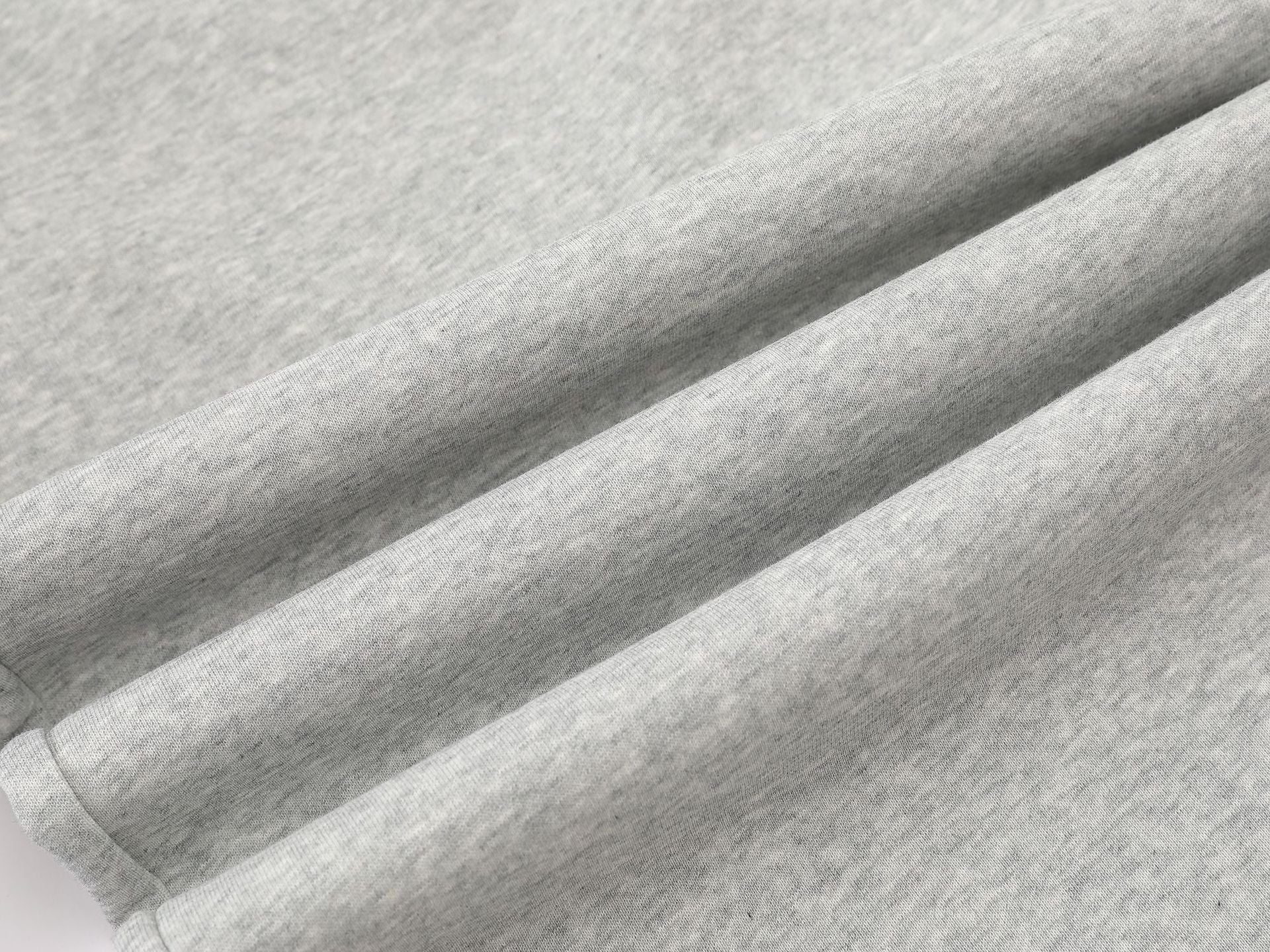 Pantalon de survêtement à jambes larges avec graphisme graffiti et ourlet orné de détails métalliques