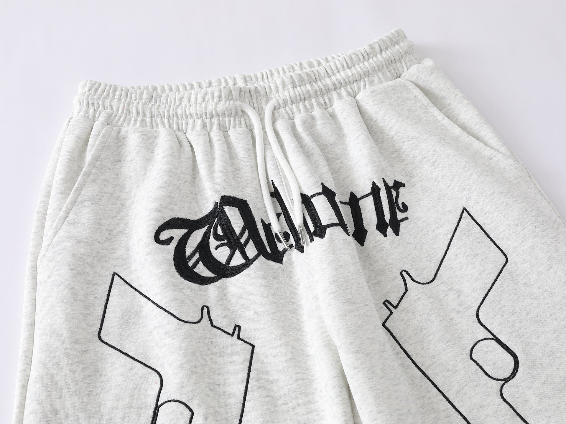 Pantalon de survêtement à jambes larges avec imprimé gothique « Welcome » et deux pistolets – Style streetwear hip-hop