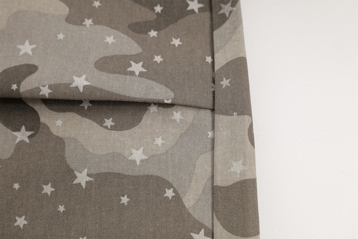 Wide-Leg-Cargohose im Camouflage-Look mit Sternprint und rot gestreiftem Taillenbund