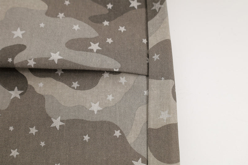 Wide-Leg-Cargohose im Camouflage-Look mit Sternprint und rot gestreiftem Taillenbund