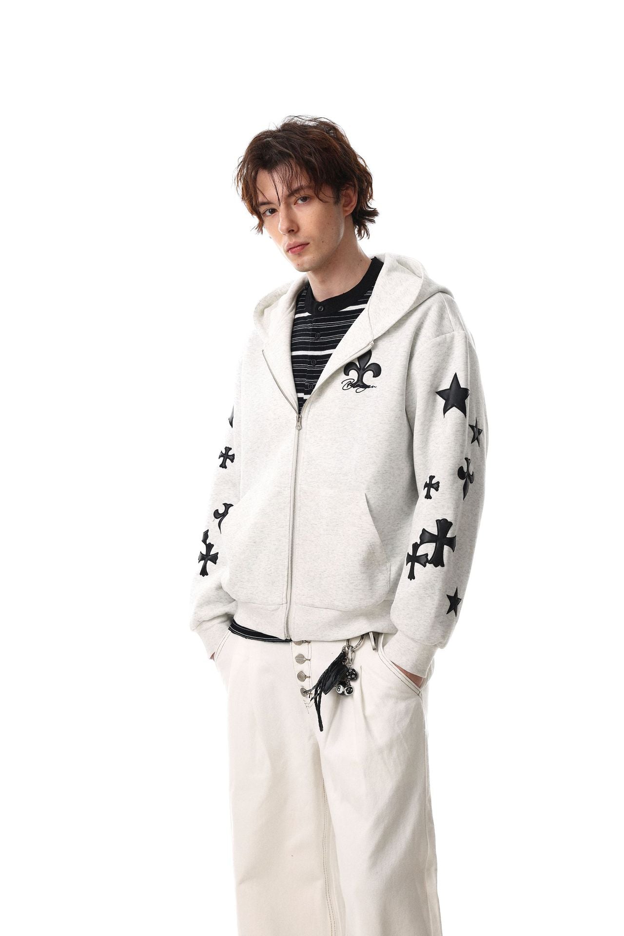 Sudadera con capucha y cremallera extragrande, con parches aplicados de cruces y flores de lis en las mangas, en tono blanco grisáceo jaspeado
