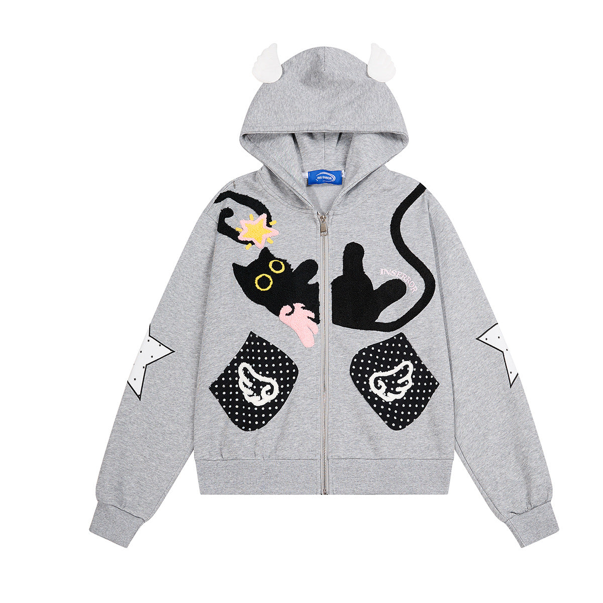 Sweat à capuche zippé gothique gris chiné, grand appliqué brodé de chat noir, poches ailes d’ange à pois et patchs étoiles sur les manches