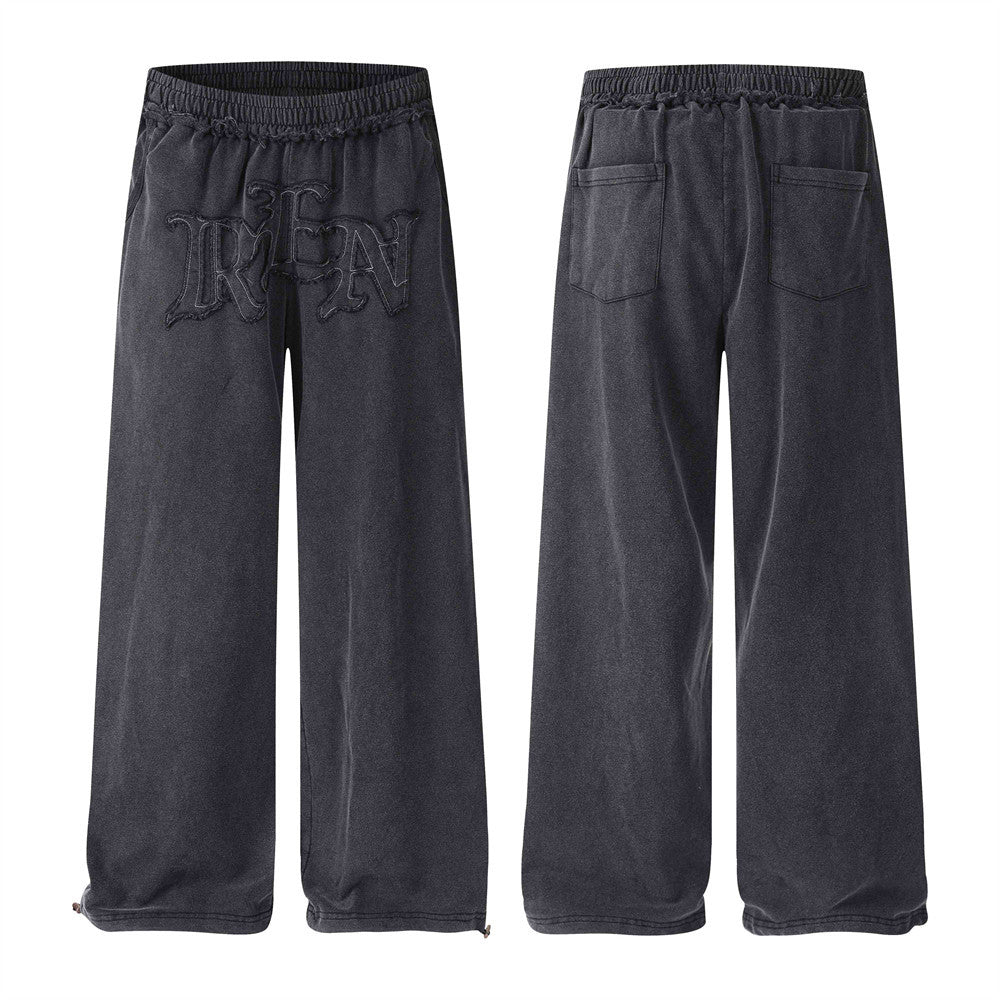 Pantalon de survêtement à jambes larges délavé à l’acide, appliqué de lettres gothiques, gris anthracite délavé, vues avant et arrière