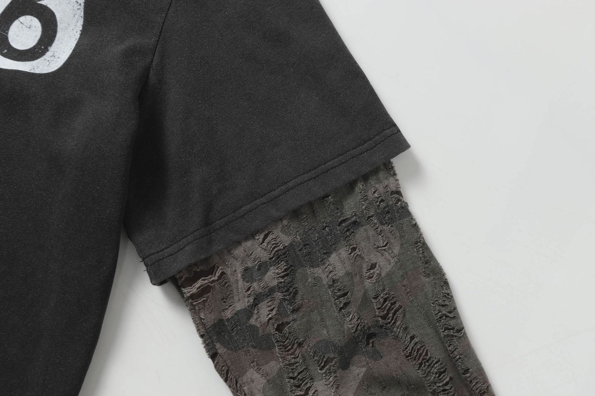 T-shirt manches longues à manches camouflage usées, effet deux pièces – Streetwear noir délavé