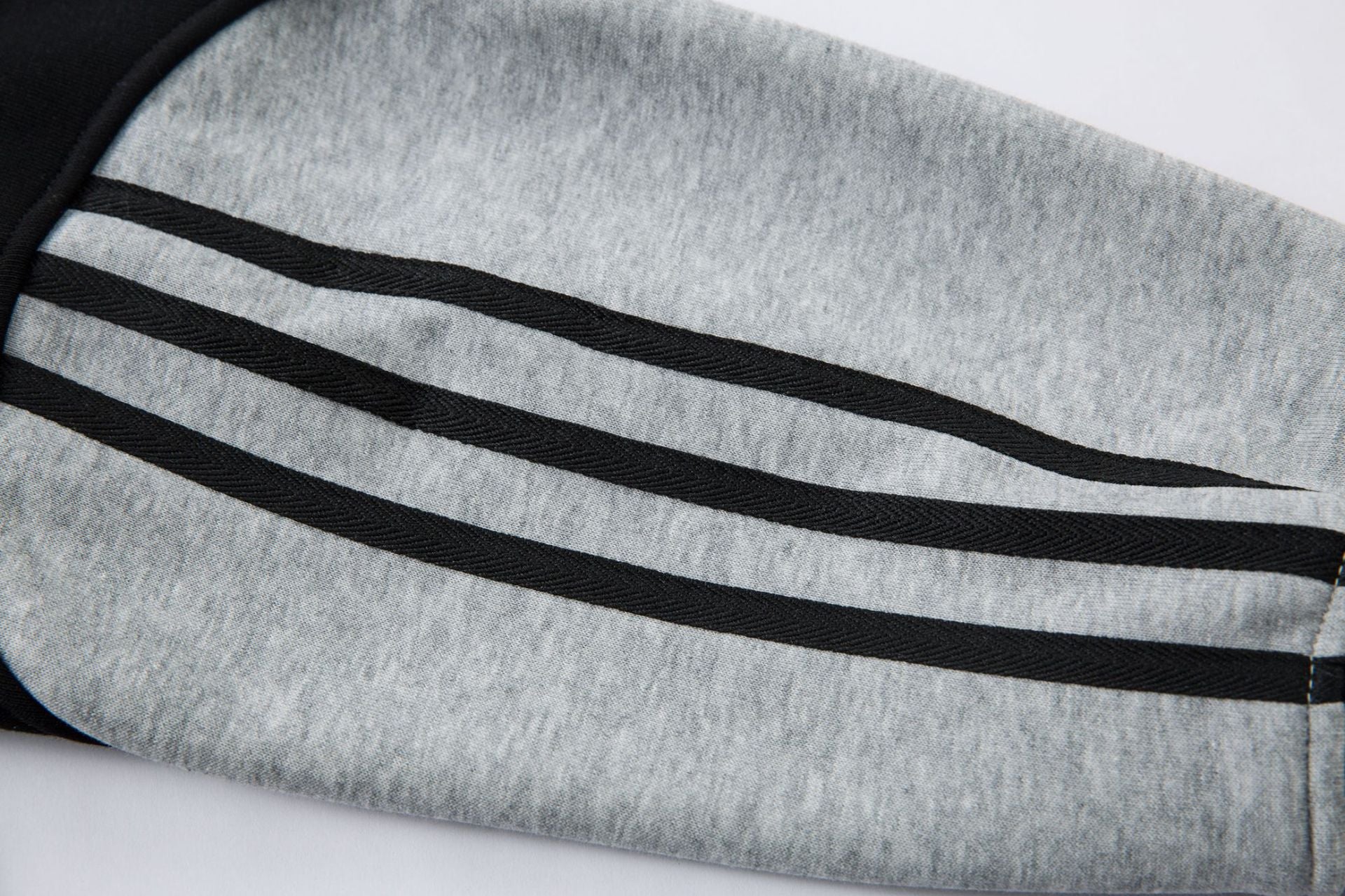 Sweat-shirt motif chat en smoking avec imprimé note de musique et manches raglan color block